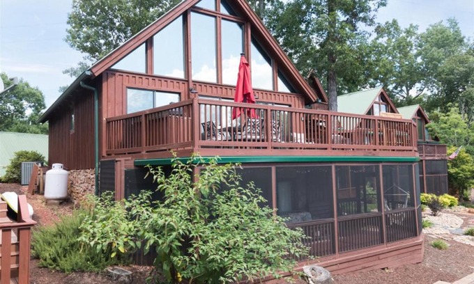 Six Mile House | Harbour Pointe - Lake Keowee Chalet with Boat Slip