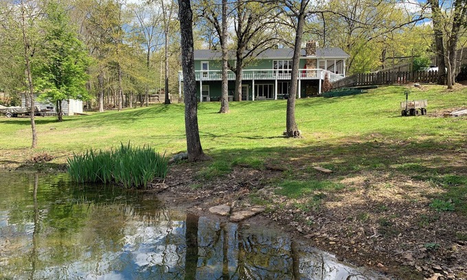 Hardy House | Hardy Lakehouse Lilypad, large 3-bedroom house on lake with boats and game room