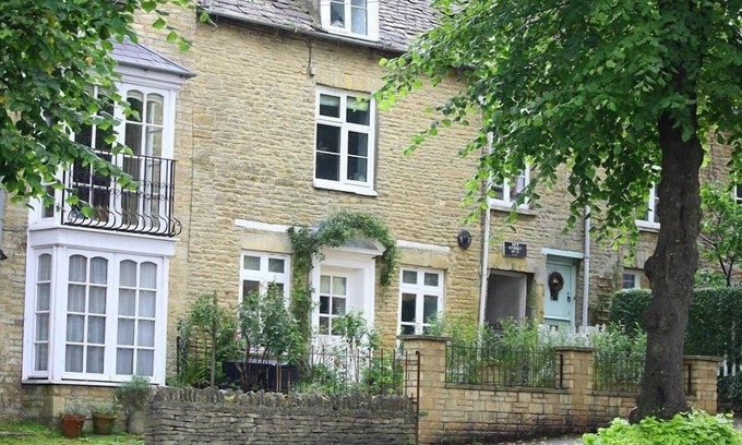 Chipping Norton Cottage | HARE HOUSE, pet friendly, with open fire in Chipping Norton
