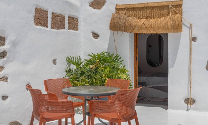 Tabayesco Apartment | Haría Holidays with Mountain Views, Shared Pool and Wi-Fi