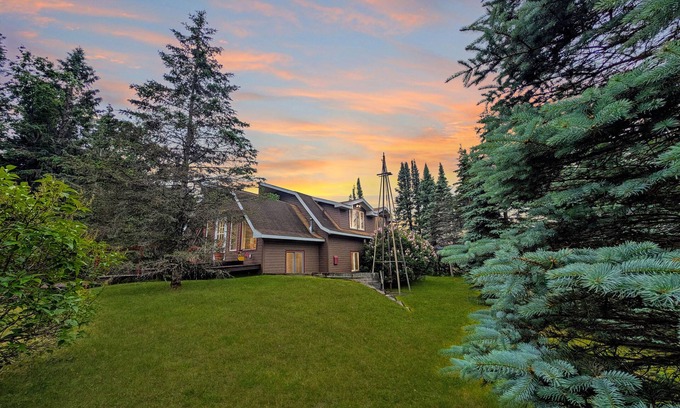 Sayner Cabin | Harlequin Haven at White Birch Lake | HotTub, AC, Lake Access & Dock, Dogs OK