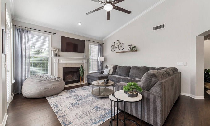 Rogers Condo | Harmon Haven Bike-Friendly Contemporary Condo w/Garage on The Greenway!