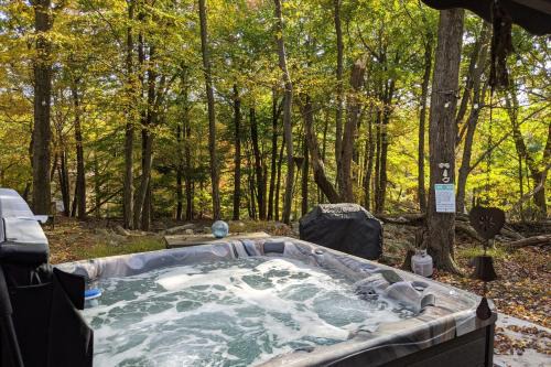 Lake Harmony Estates House | Harmony Cottage by AvantStay Lake Access Hot Tub Fire Pit Game Room