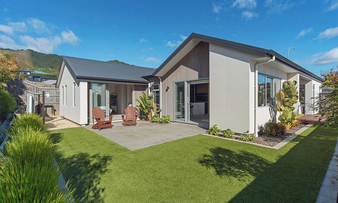 Richmond House | Hart Retreat - Bright, Modern Comfort in the Heart of Richmond