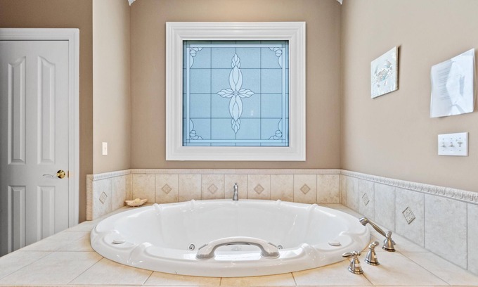 Hartselle House | Hartselle 3 master suites fire pit jacuzzi tub boat parking large yard green