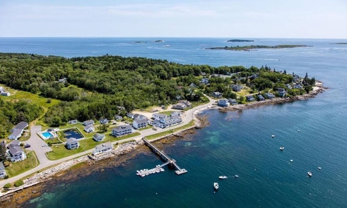 Ocean Point House | Hatchard House Jr. Suite | Bluebird Ocean Point Inn | Private Beach Access