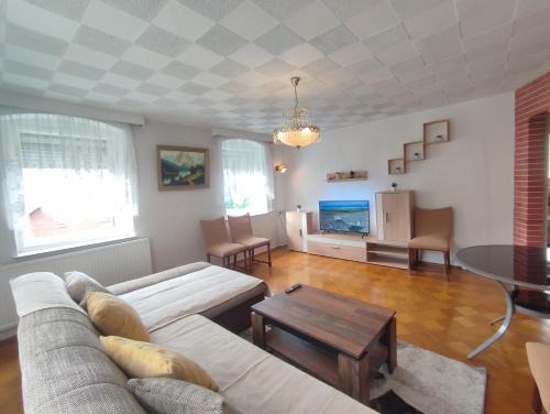 Bad Elster Apartment | Haus "Grimberg" 1-Ferienhaus oder 2-Ferienwohnung