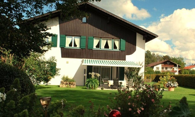 Bad Bayersoien House | Haus Jörg Sosna Modern retreat