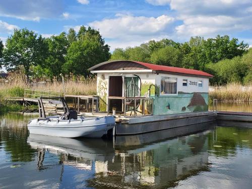 Havelsee House | Hausboot-schwimmendes-Ferienhaus-im-Havelbogen-Haus-auf-dem-Wasser