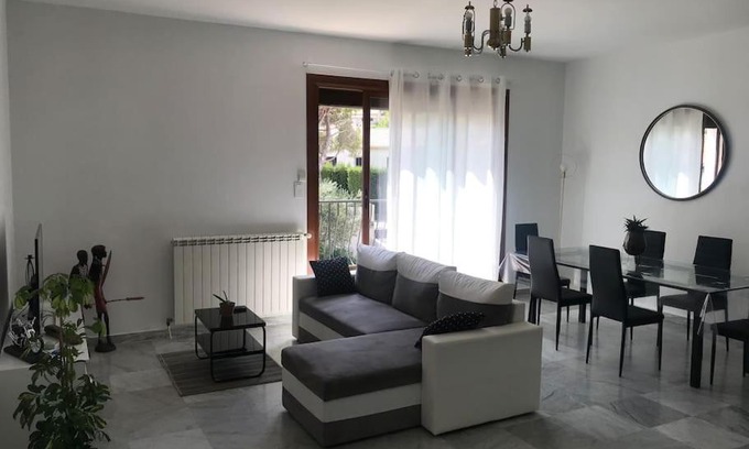Carnoux-en-Provence Apartment | Haut de maison entièrement rénové avec garage