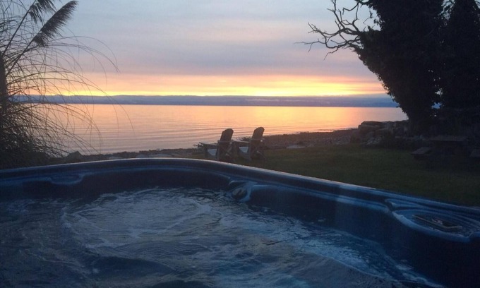 Roberts Creek House | 'Haven' awaits you with the best of everything at this beach-front cottage.