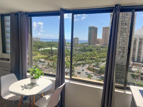 McCully - Moiliili Apartment | Hawaiian Monarch 1804 condo