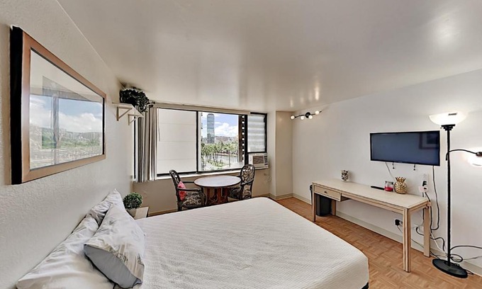 McCully - Moiliili Apartment | Hawaiian Monarch 801 condo