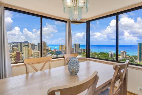 Waikiki Apartment | Hawaiian Monarch Penthouse 402