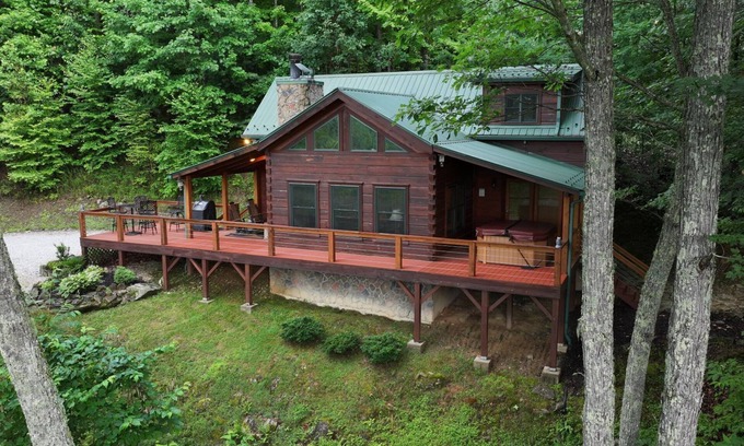 Topton Cabin | Hawk's Landing-Private Luxury Log Cabin Rental, Mountain Views, High Speed Internet, Hot Tub - 15 minutes from the NOC!