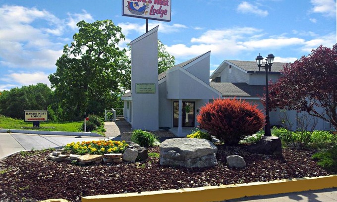 Osage Beach Hotel | Hawk's Nest Lodge