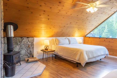 West Village House | Hawks Nest- Perfect Getaway In Shaver Lake