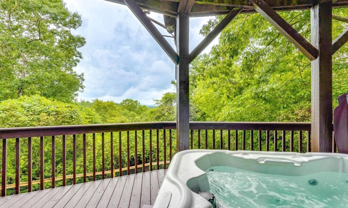 Murphy House | Hawk’s View Chalet - Hot Tub + Mountain Views