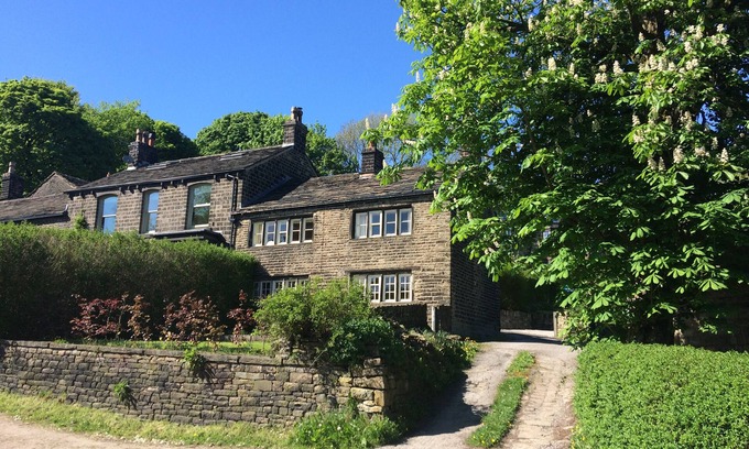 Dobcross Cottage | HAWKYARD'S COTTAGE, pet friendly, with a garden in Dobcross, Oldham