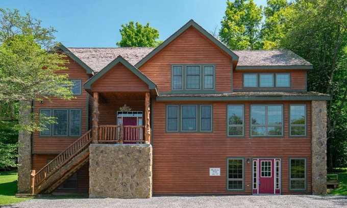 Timberline House | Hawthorne Lodge - 252 Winterset Road Hawthorne Lodge - Walk to Slopes, Air Conditioning, Pool Table, Hot Tub