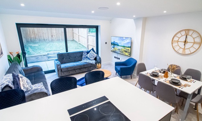 Leeds House | Hayy Contractor-Friendly Townhouse in Leeds
