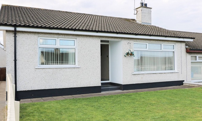 Portrush Cottage | HAZEL COTTAGE, pet friendly, country holiday cottage in Portrush