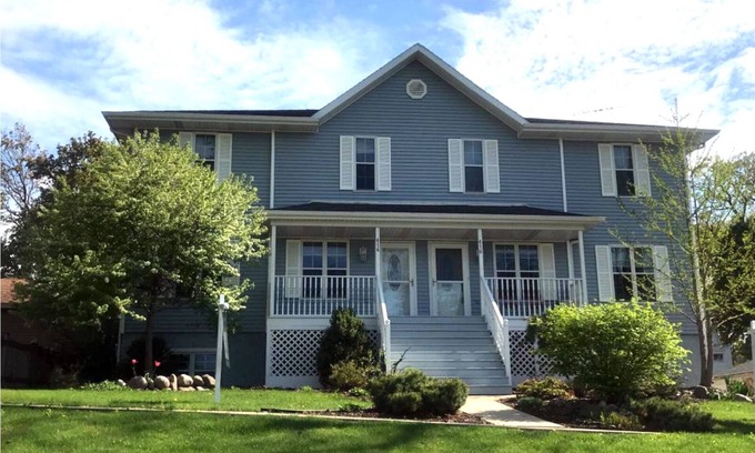 Lake Geneva House | HAZEL'S HIDEAWAY - A Downtown Lake Geneva Gem!