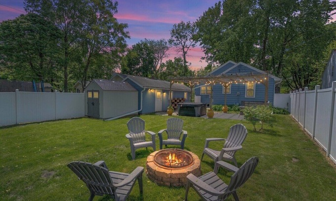Ames House | Hazel St · The Hideaway on Hazel- Hot Tub, Firepit & Big yard