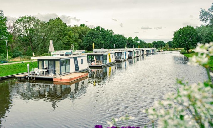 Bad Bederkesa Boat Rental | HB 5 - Hausboot Bad Bederkesa