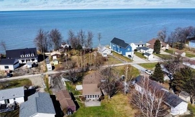 North East House | Heard it Through the Grapevine is a charming 3 - bedroom house in North East PA.