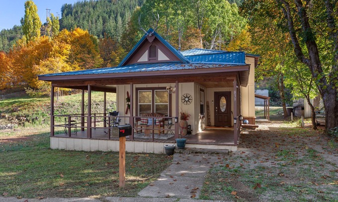 Kellogg House | Heart of all season activities Skiing, Biking, Swimming. 🚴🏼♀️🏊🚠⛷️🎣