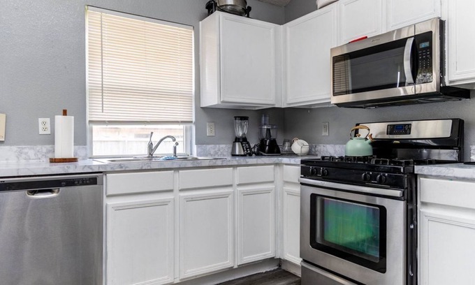 Southeast Arlington House | Heart of Arlington, Cozy Home