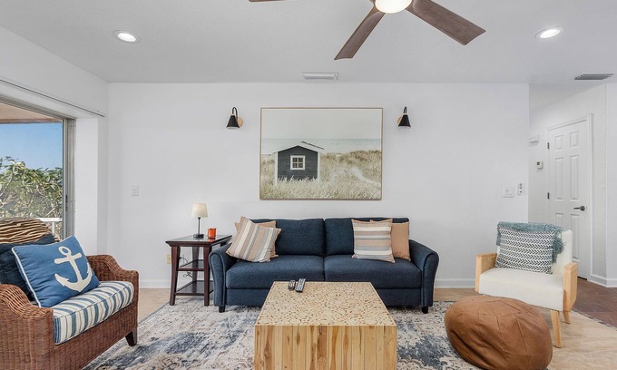 Caloosahatchee Condo | Heart of Downtown/Quick drive to beach, boat dock-Canalfront+Heated Pool+Tikihut