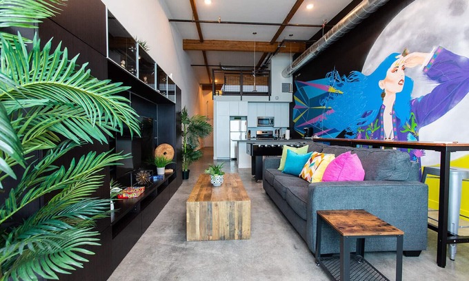 Santa Ana Apartment | Heart of DTSA☆Foosball ☆Mural Loft☆98 Wlkscr☆AC
