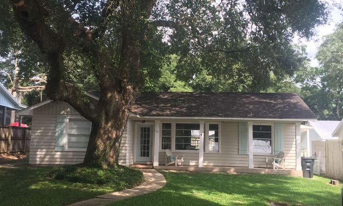Fairhope House | Heart of Fairhope! Walk to pier & downtown! Newly decorated and Pet friendly.