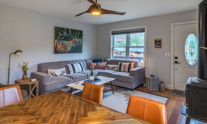 Grand Lake House | Heart of Grand Lake I Tri-Level TH I Bright and Stylish Mountain Contemporary!