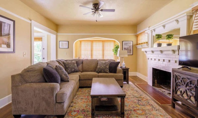 Creston - Kenilworth House | Heart of Hawthorne! Newly Remodeled, 99 Walk Score
