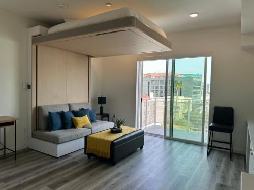 Hollywood Apartment | Heart of Hollywood-Walk of Fame 1bd Studio with View -Free parking, balcony, wifi, rooftop, gym, upscale amenities