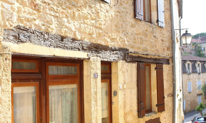 Pays-de-Belves House | Heart of medieval beau village Belves- townhouse with terrace and garden.