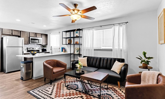 Oak Lawn Apartment | Heart of Oaklawn - Mins to Uptown & Medical Center