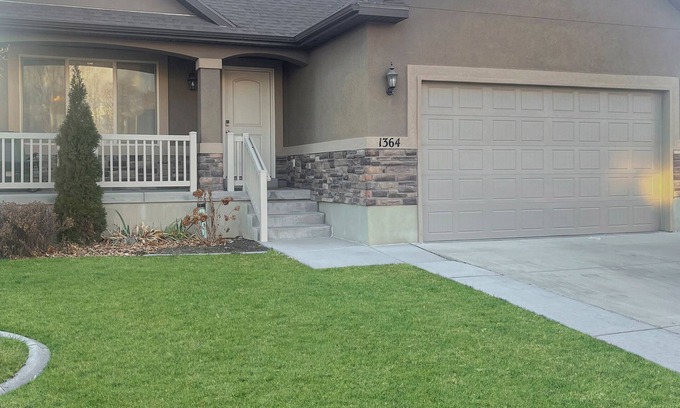 Lehi Apartment | Heart of Silicon Slopes! Ski, Hike, Explore! Cozy 2-bedroom apartment with WiFi