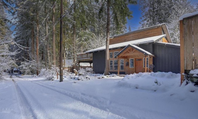 Rhododendron House | Hearthstone Retreat - Meredith Lodging