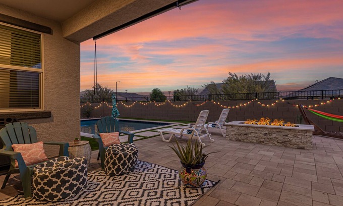 Surprise House | Heated Lap Swimming Pool! Firepit, Hammock, Ice Hockey and Ping Pong! Dog Friendly!
