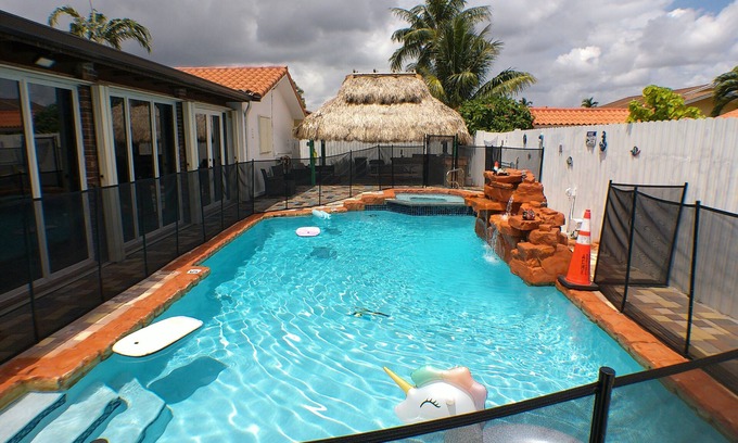 Kendale Lakes Bed & Breakfast | Heated Pool & Full House -Privated