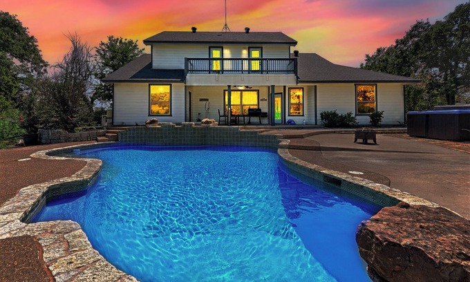 Azle House | Heated Pool, Hot tub, 19 beds, Pickleball, 2 Game Rooms, Arcades