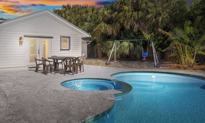 Summerplace House | Heated Pool & Hot Tub - Dog Friendly Private Beach - EV Charger - East of A1A