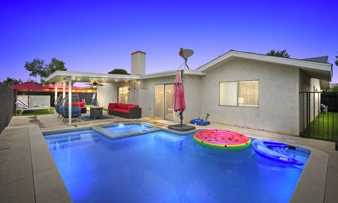 East Hemet House | Heated Pool - Jacuzzi - Firepit - Game Room