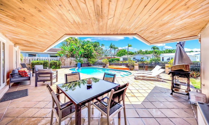 Coral Ridge Isles House | HEATED POOL! KAYAK+WATERFRONT+MOVIE ROOM & NEAR BEACH!