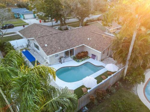 Del Prado House | Heated Pool Mini Golf Game Room Fire Pit