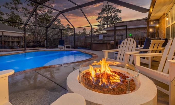 Navarre House | Heated Pool | Minutes to Navarre Beach | 2 Kings